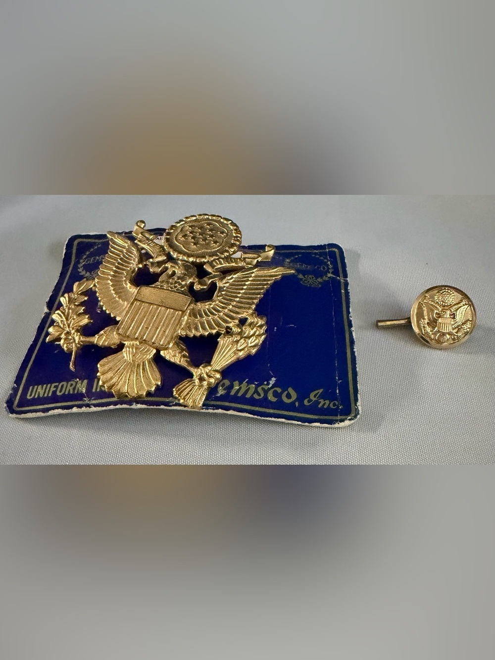 Vintage Gold-tone Eagle Pin on Blue Card - Picture 1 of 7